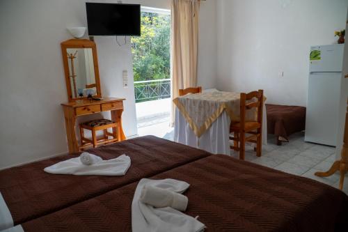 Ένα ή περισσότερα κρεβάτια σε δωμάτιο στο Ξενοδοχείο Παγώνα