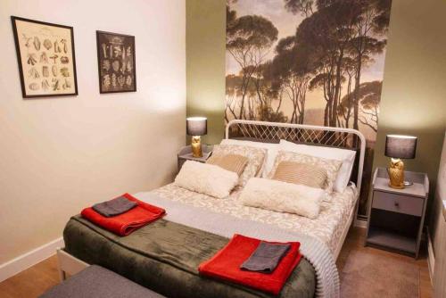 a bedroom with a bed with red towels on it at La casa del elefante in Valladolid