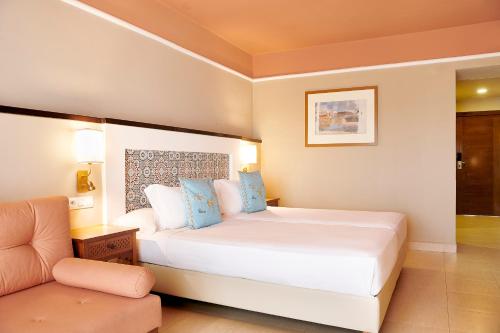 Una cama o camas en una habitación de Iberostar Waves Saidia