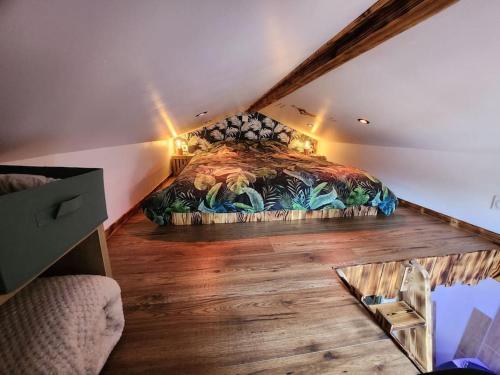 a bedroom with a bed in the corner of a room at La cabane de rose in Fresse-sur-Moselle