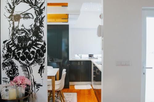 una sala de estar con una pintura de un hombre en Casa Luís de Camões - Boutique & Literary House, en Santar