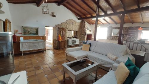 阿爾科巴薩的住宿－Casal do Varatojo，客厅配有沙发和桌子