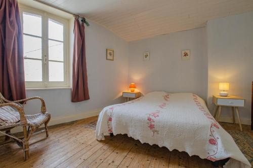 1 dormitorio con 1 cama, 1 silla y 1 ventana en Saint-malachie en Longchamp-sur-Aujon