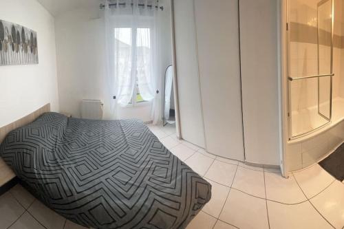 Habitación con alfombra grande y suelo de baldosa. en Très bel appartement entre Paris et Disneyland, en Lognes