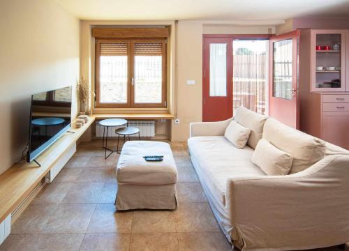 - un salon avec un canapé blanc et une table dans l'établissement AG Casa Rural Carballo jardín y playa a 14km, à Artes