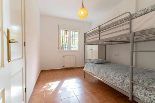 1 dormitorio con 2 literas y ventana en rentafive Urb Piscina Chalet Terrazas 23143, en Santa Pola