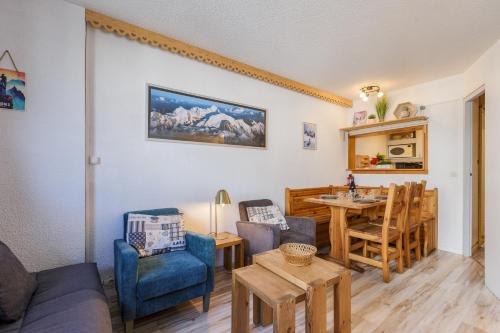 un salon avec un canapé et une table dans l'établissement Chamonix Sud - Grepon 315 - Happy Rentals, à Chamonix-Mont-Blanc