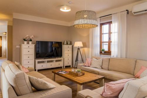 TV a/nebo společenská místnost v ubytování Villa Rajana for 14 persons with kids playground & pool heating in Central Istria