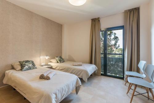 Habitación de hotel con 2 camas y balcón en Casa Paraiso, en Fuente-Álamo de Murcia