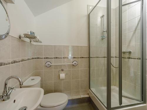 La salle de bains est pourvue d'une douche, de toilettes et d'un lavabo. dans l'établissement 2 Bed in Brampton 73578, à Upper Denton