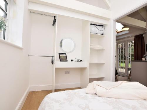 1 dormitorio con paredes blancas, 1 cama y ventana en 2 Bed in Stokesley 75544 en Stokesley