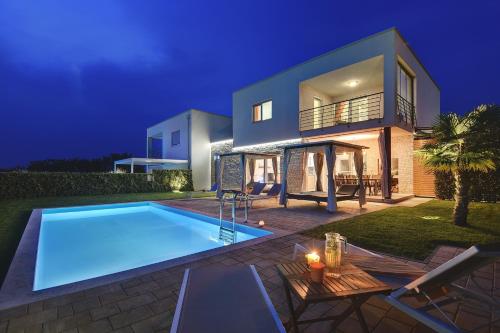 Πισίνα στο ή κοντά στο Villa Sky Dream for 8 persons near Novigrad