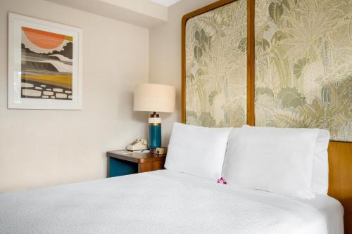 White Sands Hotelにあるベッド