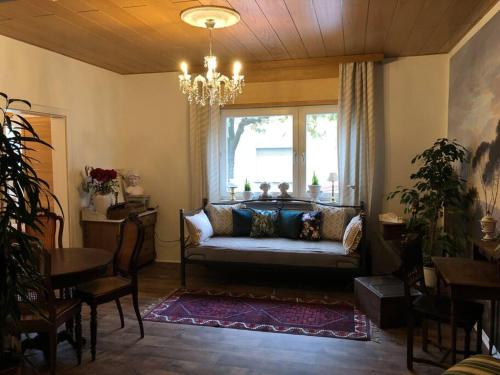 sala de estar con sofá y ventana en Villa Adlon, en Hochheim am Main