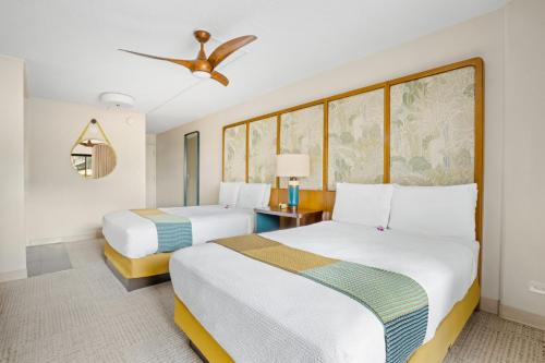 White Sands Hotelにあるベッド