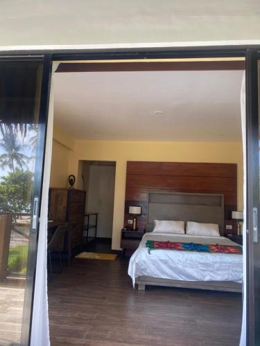 Postel nebo postele na pokoji v ubytování Private Beachfront Villa in Siargao