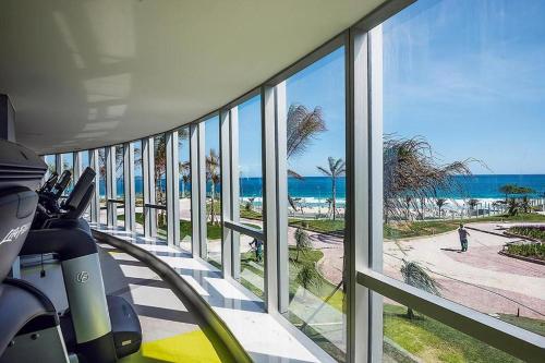 un gimnasio con vistas a la playa y al océano en Hotel nacional en Río de Janeiro