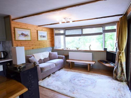 un soggiorno con divano e finestra di 1 Bed in Bodiam 74237 a Bodiam