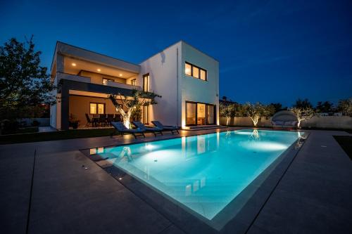 Villa Luen near Pula with large garden and private pool for families