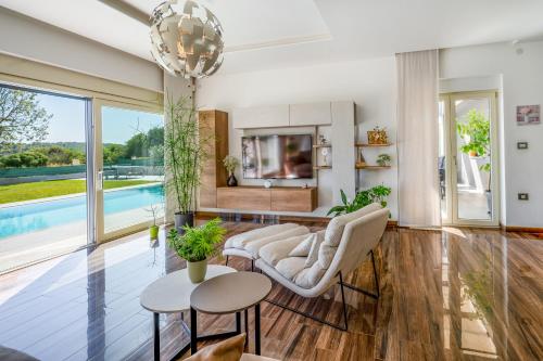 Bazén v ubytování Villa Luen near Pula with large garden and private pool for families nebo v jeho okolí