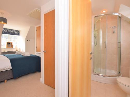 łazienka z prysznicem, łóżkiem i toaletą w obiekcie 3 Bed in Westward Ho 74354 w mieście Westward Ho!
