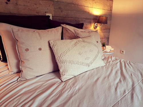 Кровать или кровати в номере B&B De Geythoek