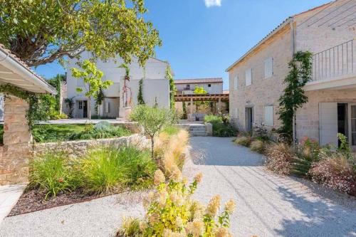 einen Innenhof eines Hauses mit einem Gebäude in der Unterkunft Villa Charlotte for 14 persons with 73m2 Pool in Central Istria in Radovani
