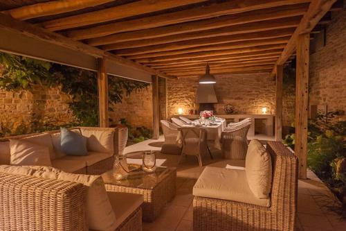 eine Terrasse mit Korbmöbeln und einem Tisch in der Unterkunft Villa Charlotte for 14 persons with 73m2 Pool in Central Istria in Radovani