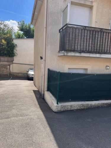 une clôture verte sur le côté d'un bâtiment dans l'établissement Cosy, à Ivry-sur-Seine