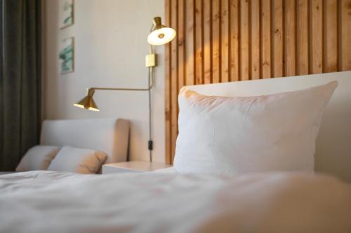 Postel nebo postele na pokoji v ubytování Koje Neun I Apartment im Zentrum mit Hafenblick