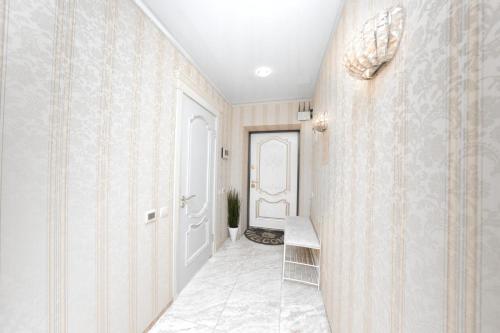 um corredor com uma porta branca e uma escada em Центр Яворницкого с Джакузи em Dnipro