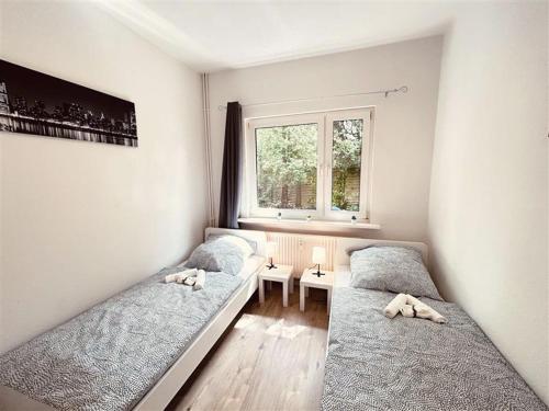 Nice Apartment in Halstenbek في Halstenbek: غرفة نوم بسريرين ونافذة