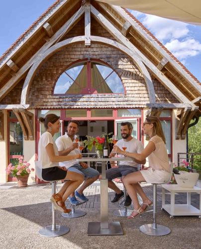 un groupe de personnes assises à une table dans un kiosque dans l'établissement La halte saint bernard, à Bar-sur-Seine