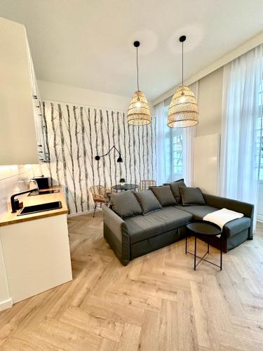 uma sala de estar com um sofá e uma mesa em Premium Apartment - Old Town Jana Pawła II em Breslávia