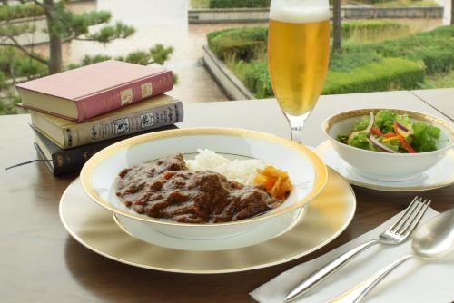 ホテルの敷地内または近くでの食事または食べ物