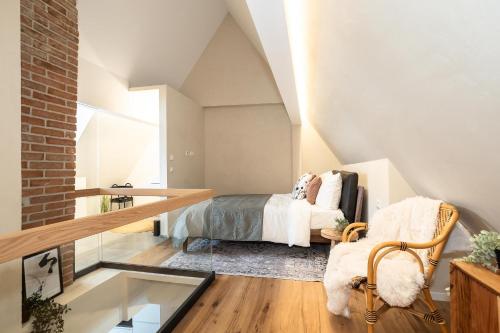 een slaapkamer met een bed en een glazen tafel bij Luxury Penthouse on the Lake in Überlingen