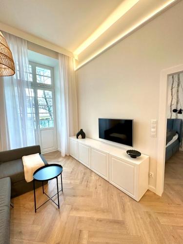 uma sala de estar branca com uma televisão de ecrã plano em Premium Apartment - Old Town Jana Pawła II em Breslávia