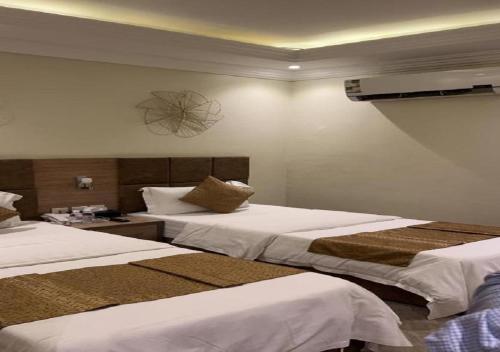 um quarto de hotel com duas camas num quarto em غيمة للشقق الفندقية em Jeddah