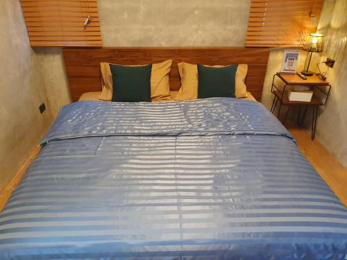 Ένα ή περισσότερα κρεβάτια σε δωμάτιο στο Kedthawa Homestay เฮือนนาวา