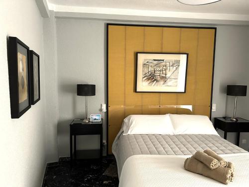 Habitación de hotel con 1 cama y 2 mesas con lámparas en DS Luxury Center, en Córdoba