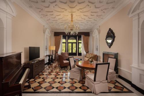 Télévision ou salle de divertissement dans l'établissement Hotel Alfonso XIII, a Luxury Collection Hotel, Seville