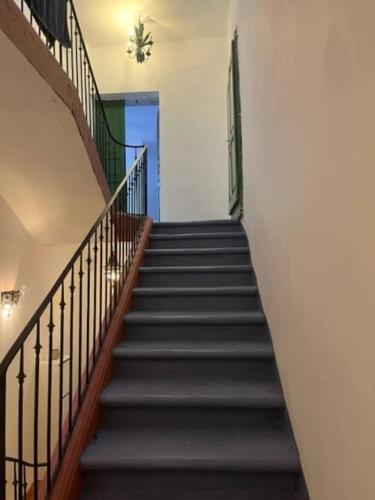 a staircase in a house with a stair case at Belle maison Centre Sérignan in Sérignan