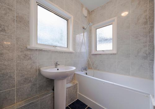 Vannituba majutusasutuses 2BR South London Home - Free Street Parking, WiFi, Garden, Perfect for Long Stays!