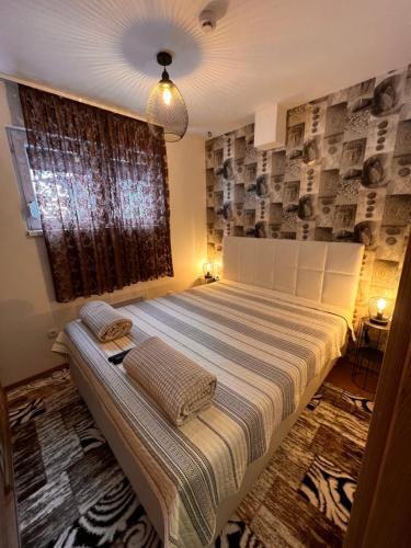 - une chambre avec un grand lit et une fenêtre dans l'établissement Vila Jahor CozyPlace 28, à Jahorina
