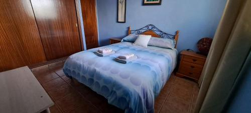 1 dormitorio con 1 cama con 2 toallas en Chalet los sauces en Cabo de Palos