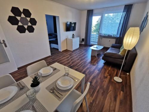 Posezení v ubytování Cozy & Spacious Apartment with Balcony