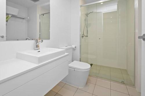 ein Bad mit einem WC, einem Waschbecken und einer Dusche in der Unterkunft Stylish 2BR 2BA Apartment in Bowden Bliss in Bowden