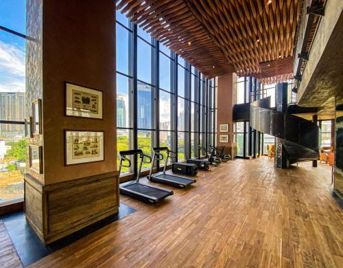 Fitness centrum a/nebo fitness zařízení v ubytování The Orient Jakarta, a Royal Hideaway Hotel