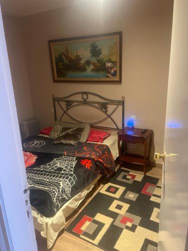 1 dormitorio con 2 camas individuales y mesa en Apartemento passeig de ronda en Lleida