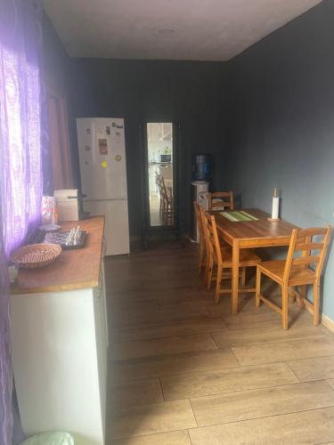 uma cozinha e sala de jantar com mesa e cadeiras em Apartemento passeig de ronda em Lleida